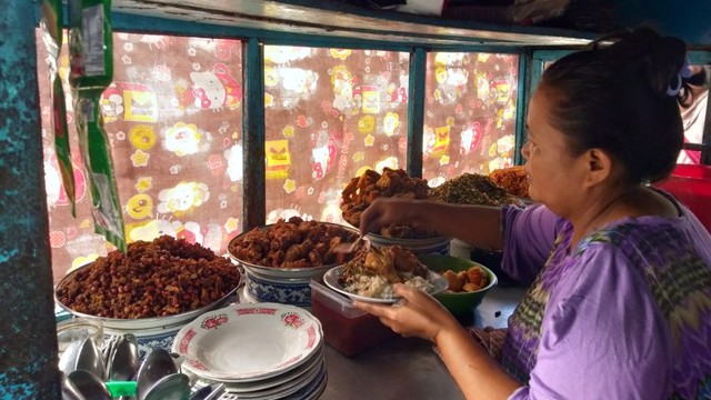 Salah satu penjual sedang melayani pembeli nasi campur. Foto: Nining Febriani/Info Dompu