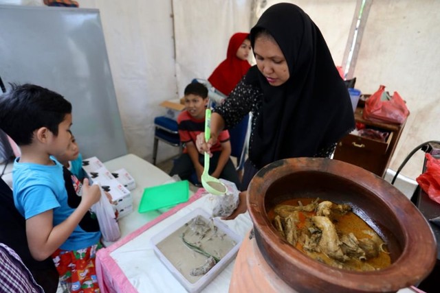 Dua masakan khas Aceh berupa sie itek puteh dan gulee sie manok. Foto: Suparta/acehkini