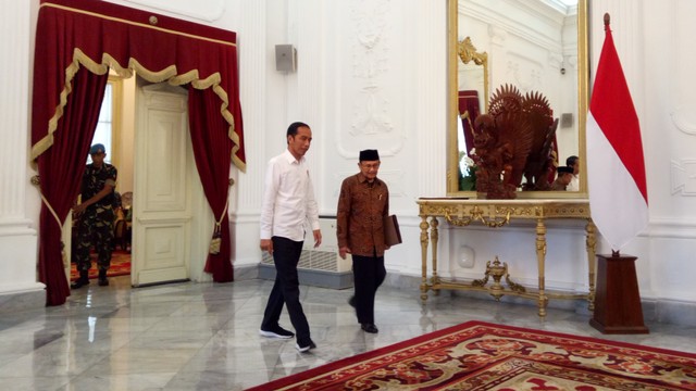 Presiden Jokowi menerima kedatangan B.J. Habibie di Istana Merdeka. Foto: Kevin Kurnianto/kumparan