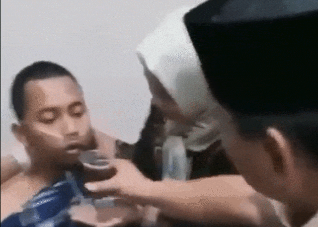 Prabowo memberikan minuman kepada korban kerusuhan 22 Mei Foto: dok: istimewa