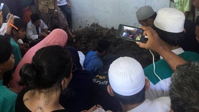 Suasana pemakaman Harun, korban kerusuhan 22 Mei