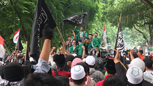 Suasana di Depan Kantor DPRD Sumatera Utara ketika massa GNKR menyampaikan aspirasi. Foto: Rahmat Utomo/kumparan