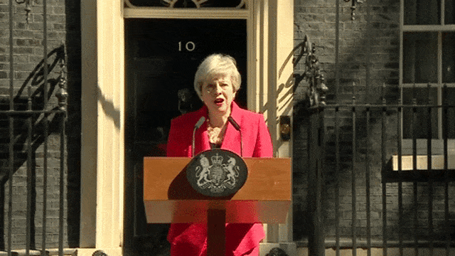 Theresa May menangis, saat mengatakan melayani sebagai Perdana Menteri Inggris telah menjadi kehormatan bagi hidupnya. Foto: AFP