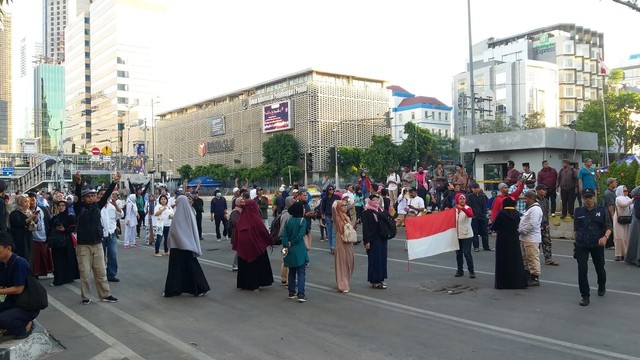 Sebagian massa yang sudah ada di depan Bawaslu. Foto: Fadjar Hadi/kumparan