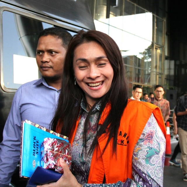 Bupati Kepulauan Talaud, Sri Wahyuni Maria Manalip usai menjalani pemeriksaan di Gedung KPK, Jakarta. Foto: Nugroho Sejati/kumparan