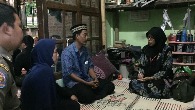 Komisioner KPAI, Sitti Hikmawatti saat bertemu keluarga Harun di Duri Kepa, Kebon Jeruk. Foto: Andesta Herli Wijaya/kumparan