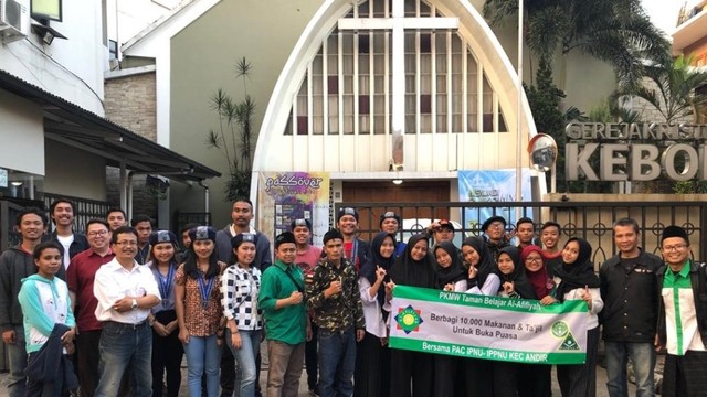 Acara “Berbagi 10.000 Makanan Berbuka Puasa  Ramadhan di Titik Jalanan Macet Kota Bandung"  yang digagas PKMW Taman Belajar Al-Afifiyah, Bandung, bersama 30 organisasi kemasyarakatan. (Istimewa)