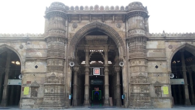 Bagian depan Masjid Jama Ahmedabad, arsitektur abad ke-15. Foto: Khiththati/acehkini, 