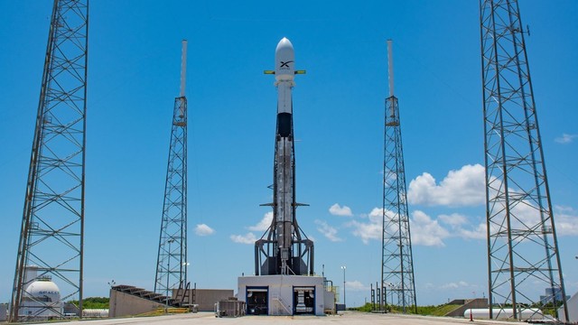 Roket Falcon-9 dari SpaceX yang membawa 60 satelit Starlink. Foto: SpaceX