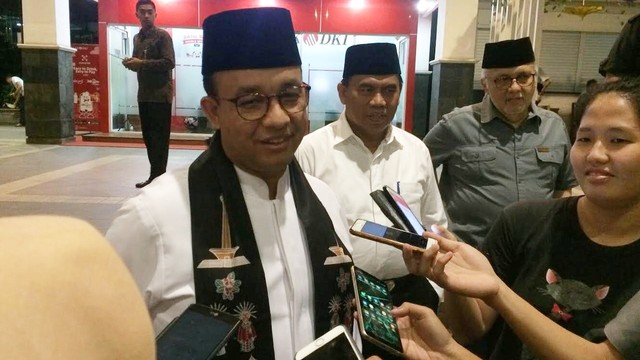 Gubernur DKI Jakarta Anies Baswedan menjawab pertanyaan awak media usai melakukan buka puasa bersama DPRD DKI di Balai Kota. Foto: Ferry Fadhlurrahman/kumparan