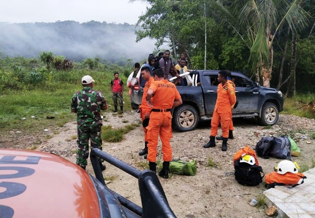 Persiapan Tim Basarnas Manokwari saat akan melakukan evakuasi 11 orang dari Pemkab Tabrauw yang diduga mengalami cedera. (Foto dok Basarnas Manokwari)