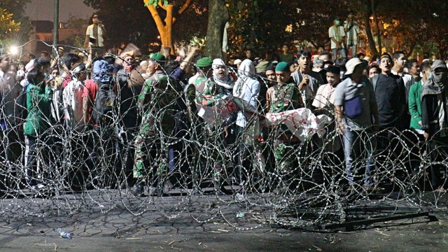 Anggota TNI berusaha untuk menenangkan massa aksi. Foto: Rahmat Utomo/kumparan