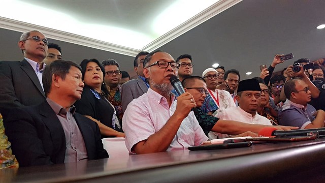 Ketua Tim Hukum BPN Bambang Widjojanto menjawab pertanyaan awak media usai mengajukan gugatan ke Mahkamah Konstitusi. Foto: Efira Tamara Thenu/kumparan
