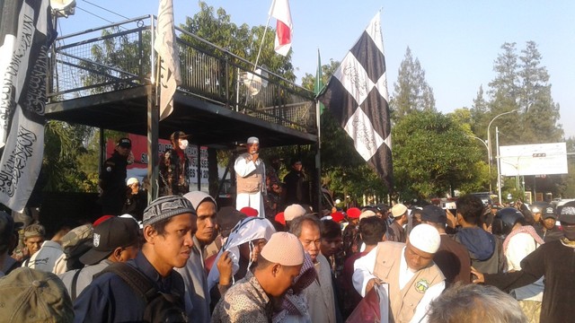 Massa yang menyatakan diri berasal dari Dewan Syariah Kota Surakarta (DSKS) melakukan unjuk rasa di depan Mapolresta Solo, Jawa Tengah, Kamis (23 Mei 2019) dalam rangka menuntuk keadilan meninggalnya delapan peserta aksi di Jakarta. (Agung Santoso)