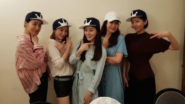 Aktris pemain SKY Castle kenakan topi buatan Lee Tae Ran. Foto: Instagram/@sabita_5