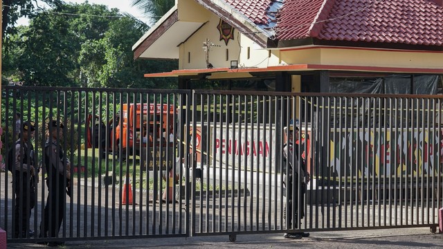 Sejumlah polisi bersenjata melakukan penjagaan usai terjadi penembakan pos jaga di Mako Brimob Kompi 3 Batalyon B Purwokerto. Foto: Antara/Idhad Zakaria