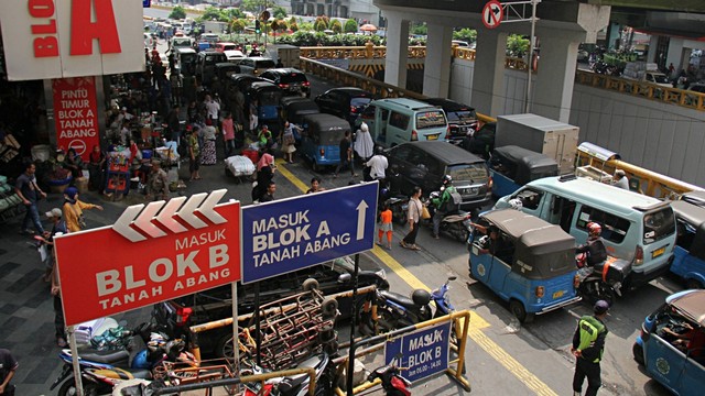 Pengendara melintas di kawasan Blok A Pasar Tanah Abang pascakericuhan Aksi 22 Mei, Sabtu (25/5). Foto: Nugroho Sejati/kumparan