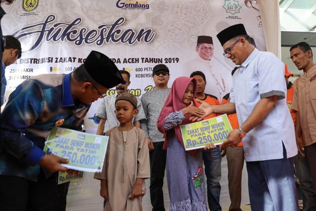 Simbolis pemberian zakat kepada yatim di Banda Aceh. Foto: Suparta/acehkini