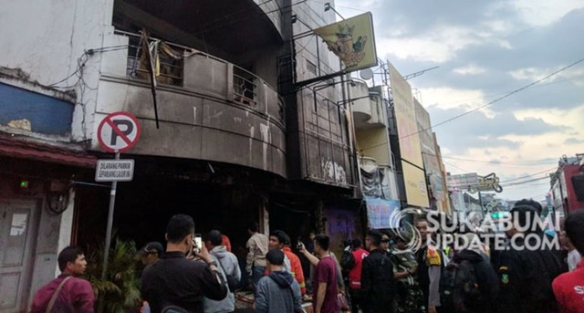 Rumah Makan Raja Sambal di Jalan Ahmad Yani, Kelurahan Kebonjati, Kecamatan Cikole, Kota Sukabumi yang hangus terbakar, Jumat (24/5/2109), sekitar Pukul 17.15 WIB | Sumber Foto:CRP 1