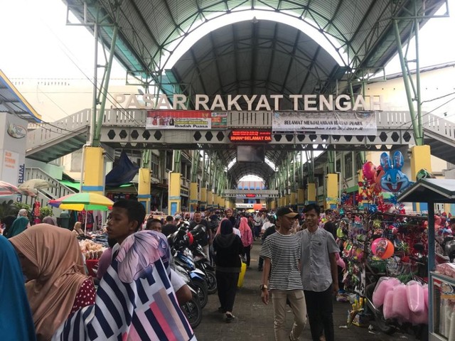 Gerbang utama Pasar Tengah Pontianak. Foto: Teri