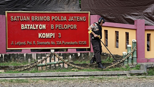 Tim Labfor Mabes Polri Cabang Semarang melakukan olah TKP pos penjagaan yang ditembak oleh Orang Tidak Dikenal di Mako Brimob 3 Batalyon B Purwokerto. Foto: Antara/Idhad Zakaria