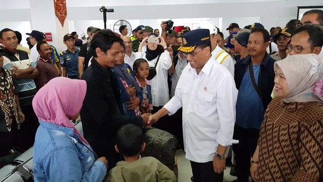 Menhub RI Budi Karya Sumadi saat berdialog dengan penumpang kapal di Terminal Pemumpang Pelabuhan Panglima Utar Kumai. (Foto: Joko Hardyono)