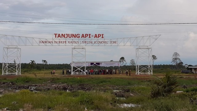 Gerbang masuk penanda Kawasan Ekonomi Khusus (KEK) Tanjung Api-APi (TAA) Sumsel (Dok. Urban Id)