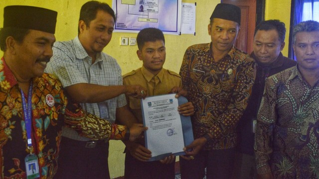 Akhir bahagia Aldi Irpan yang akhirnya diluluskan dari SMA Negeri 1 Sembalun, Lombok. Foto: kumparan