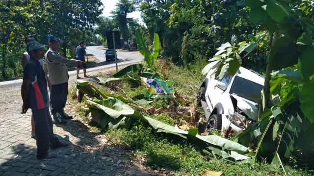 Mobil Toyota Fotruner nomor polisi K 8230 BE, yang terlibat kecelakaan tunggal di jalan raya jurusan Bojonegoro - Ngawi, turut wilayah Desa Sumberejo Kecamatan Margomulyo Bojonegoro. Sabtu (25/05/2019)