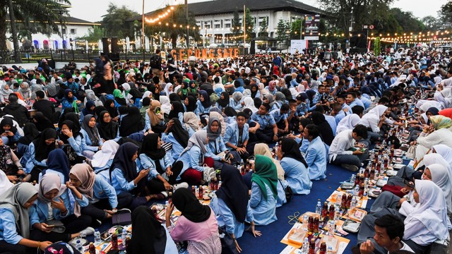 Ribuan warga menunggu waktu berbuka puasa saat menghadiri Buka Puasa Bersama On The Street (Bubos) 2019 di Bandung, Jawa Barat, Sabtu (25/5). Foto: ANTARAFOTO/Agung Rajasa