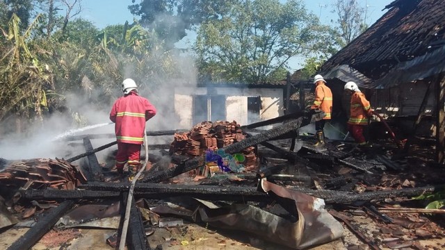 Rumah milik M Nurafif (52), warga Dusun Bangkle Desa Bulu RT 009 RW 003  Kecamatan Balen Bojonegoro, yang ludes terbakar Sabtu (25/05/2019)