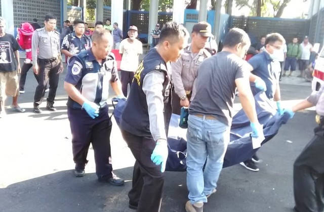 wSejumlah petugas dari Terminal Tirtonadi dan aparat kepolisian mengevakuasi jasad Arif Muglohir (50) yang tewas terlindas bus di Terminal Tipe A Tirtonadi Kota Solo, Jawa Tengah, pada Sabtu (26/05/2019) pagi. (Agung Santoso)