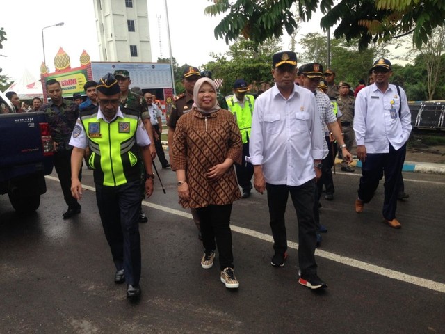 Menteri Perhubungan RI Budi Karya Sumadi didampingi Bupati Kobar Hj Nurhidayah melakukan peninjauan angkutan lebaran di Bandara Iskandar Pangkalan Bun. (Foto: Joko Hardyono)