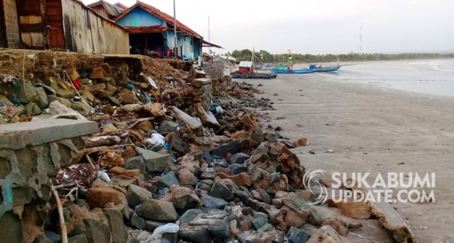 Tanggul penahan ombak di belakang bangunan TPI Ujunggenteng, Kecamatan Ciracap, Kabupaten Sukabumi nampak jebol. | Sumber Foto:Ragil Gilang