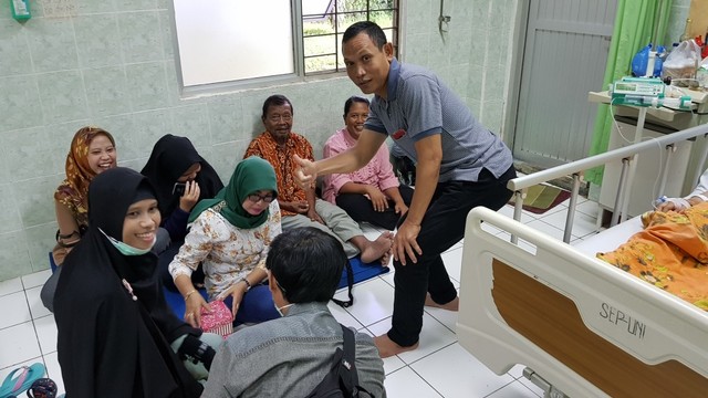 Raut bahagia dan rasa syukur para kerabat pasien ketika para relawan membagikan takjil | Photo by Charles (Karja.id)