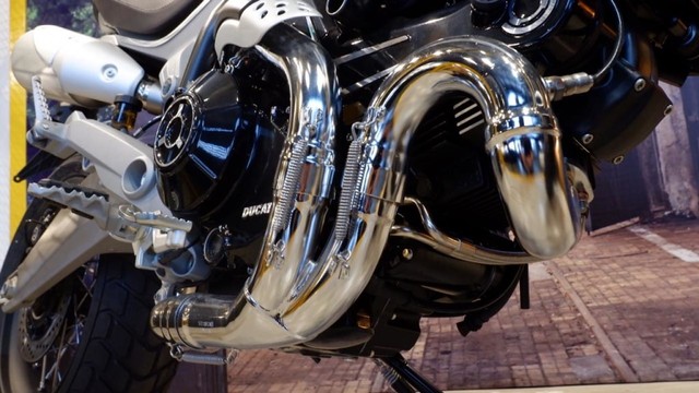 Mengapa Knalpot Sepeda Motor Identik di Sebelah Kanan? (97040)