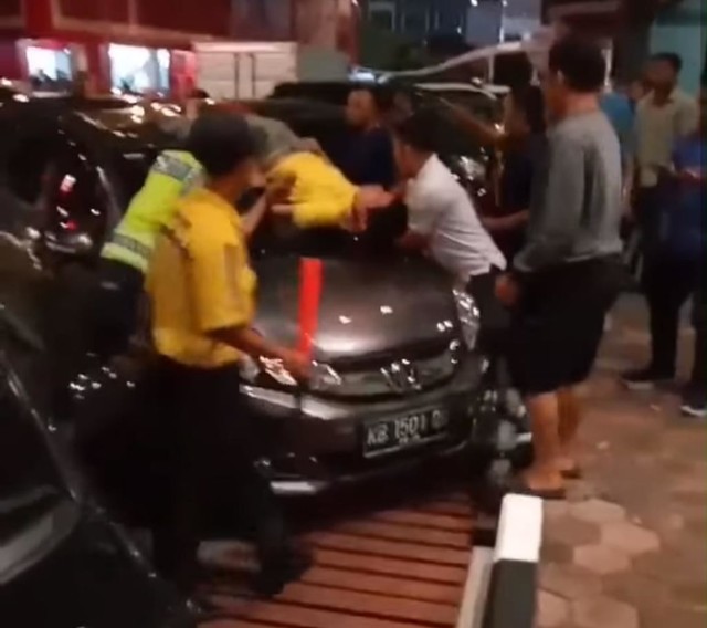 AR dievakuasi oleh petugas keamanan Ayani Megamall Pontianak, setelah jatuh dari lantai empat gedung parkir mall tersebut, Sabtu (25/5). Foto: Tangkap layar akun Instagram @polrestapontianakkotaa