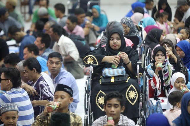 Buka puasa bersama ratusan penyandang disabilitas di Aceh, Sabtu (25/5). Foto: Suparta/acehkini