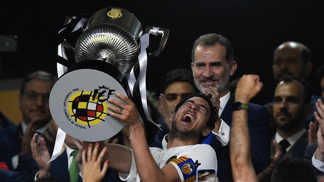 Kapten Valencia, Dani Parejo, mengangkat trofi Copa del Rey. Foto: AFP/Pau Barrena