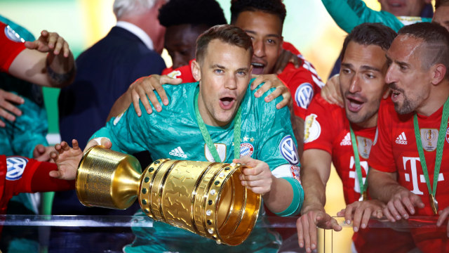 Penjaga gawang Bayern Muenchen, Manuel Neuer, merayakan gelar juara Foto: REUTERS/Wolfgang Rattay