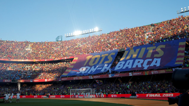 Suporter FC Barcelona membentang bendera raksasa pada final Copa Del Rey melawan Valencia di stadion Benito Villamarin,Sevilla. Foto: REUTERS / Jon Nazca