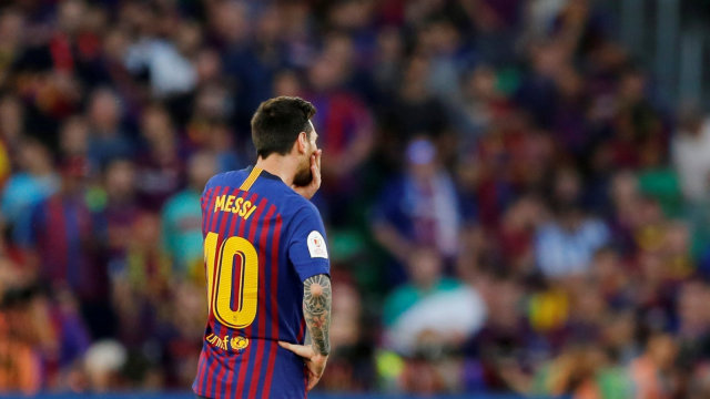 Aksi pemain FC Barcelona, Lionel Messi pada final Copa Del Rey melawan Valencia di stadion Benito Villamarin,Sevilla. Foto: REUTERS / Marcelo del Pozo