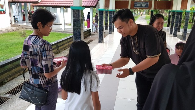 HMP Universitas Mulawarman Berbagi Takjil di Rumah Sakit (80567)