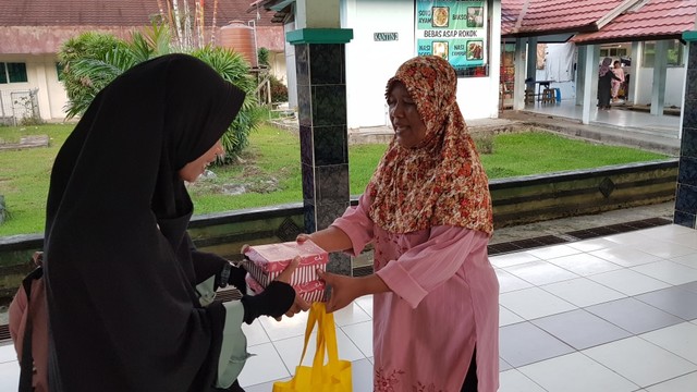 HMP Universitas Mulawarman Berbagi Takjil di Rumah Sakit (80568)