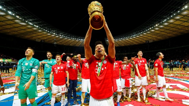 Selebrasi pemain Bayern Muenchen mejadi juara DFB-Pokal di Stadion Olimpiade Berlin, Jerman. Foto: REUTERS / Wolfgang Rattay