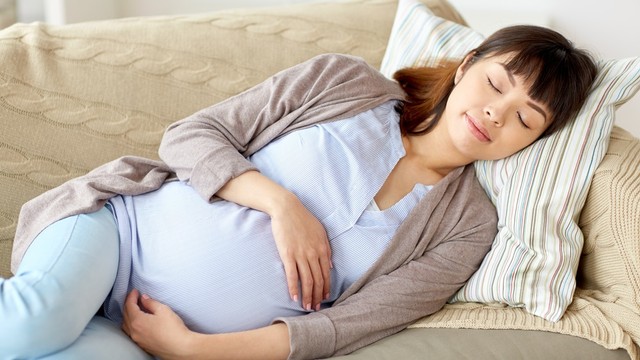 Ibu hamil tidur  dengan posisi menghadap ke kiri. Foto: Shutterstock