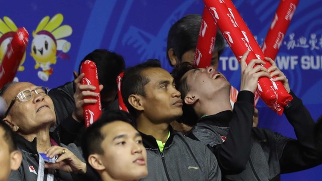Ekspresi kekecewaan Tim Indonesia saat menyaksikan babak semifinal Piala Sudirman 2019 di Guangxi Sports Center Gymnasium. Foto: Dok. PBSI