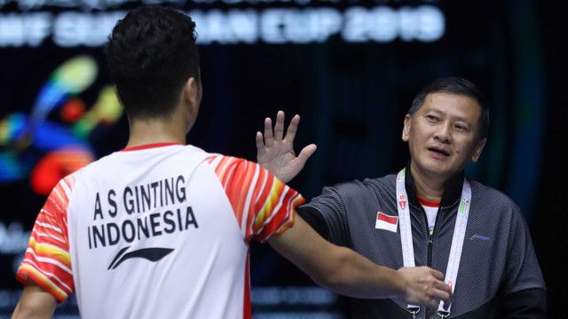 Anthony Sinisuka Ginting dan pelatih tunggal putra, Hendry Saputra (kanan), di semifinal Piala Sudirman 2019. Foto: Dok. PBSI