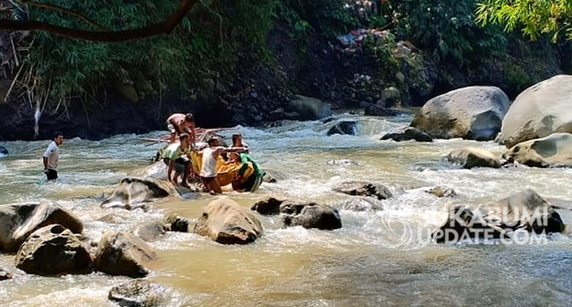 Evakuasi salah satu korban tewas di Sungai Citatih, Cibadak, Sukabumi. | Sumber Foto:Ruslan AG.