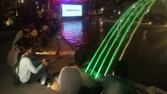 Warga kota Denpasar bisa menongtn film yang diputar di atas Tukad Badung (kanalbali/Dok.Panitia DDF)